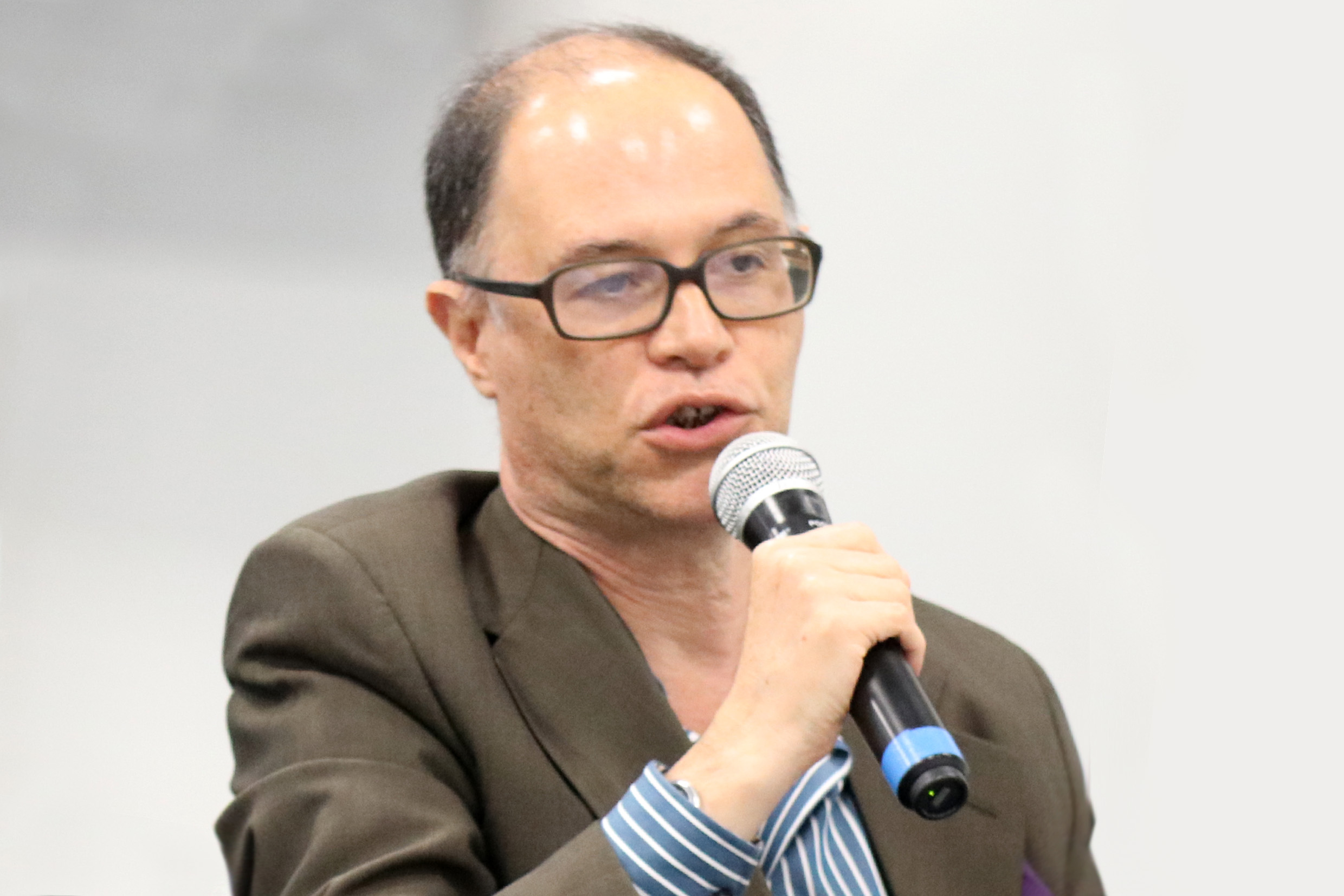 Participante do público faz perguntas durante o debate