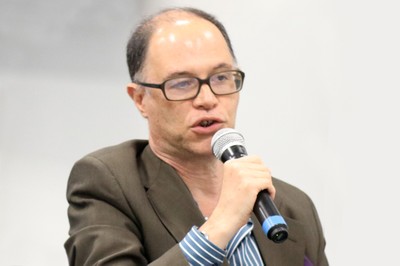 Participante do público faz perguntas durante o debate