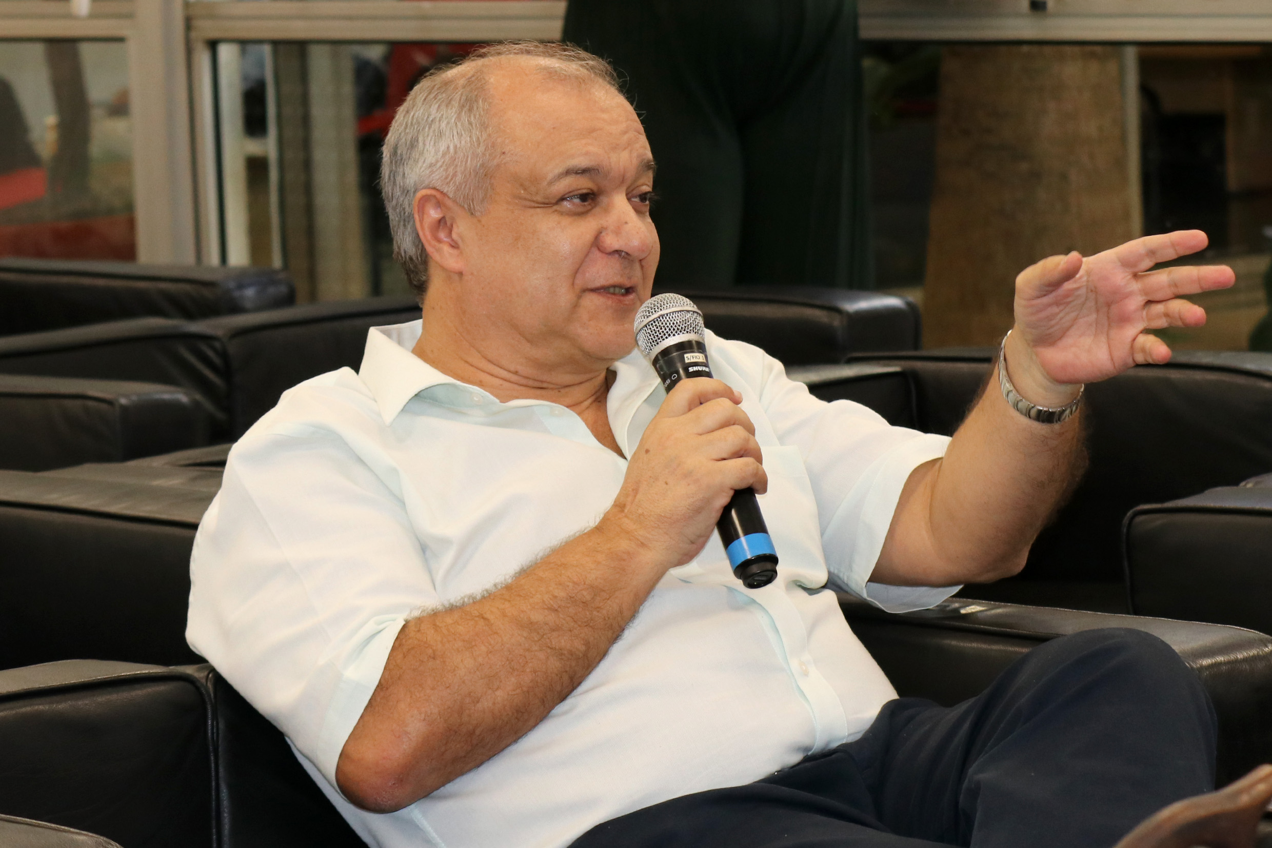 Rafael Ruiz faz perguntas aos expositores