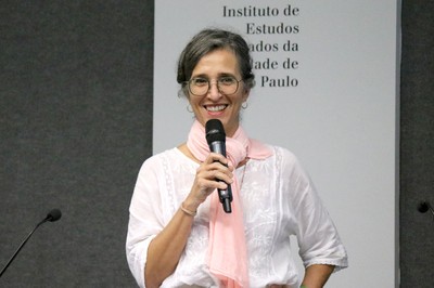 Anna Dantes apresenta os expositores