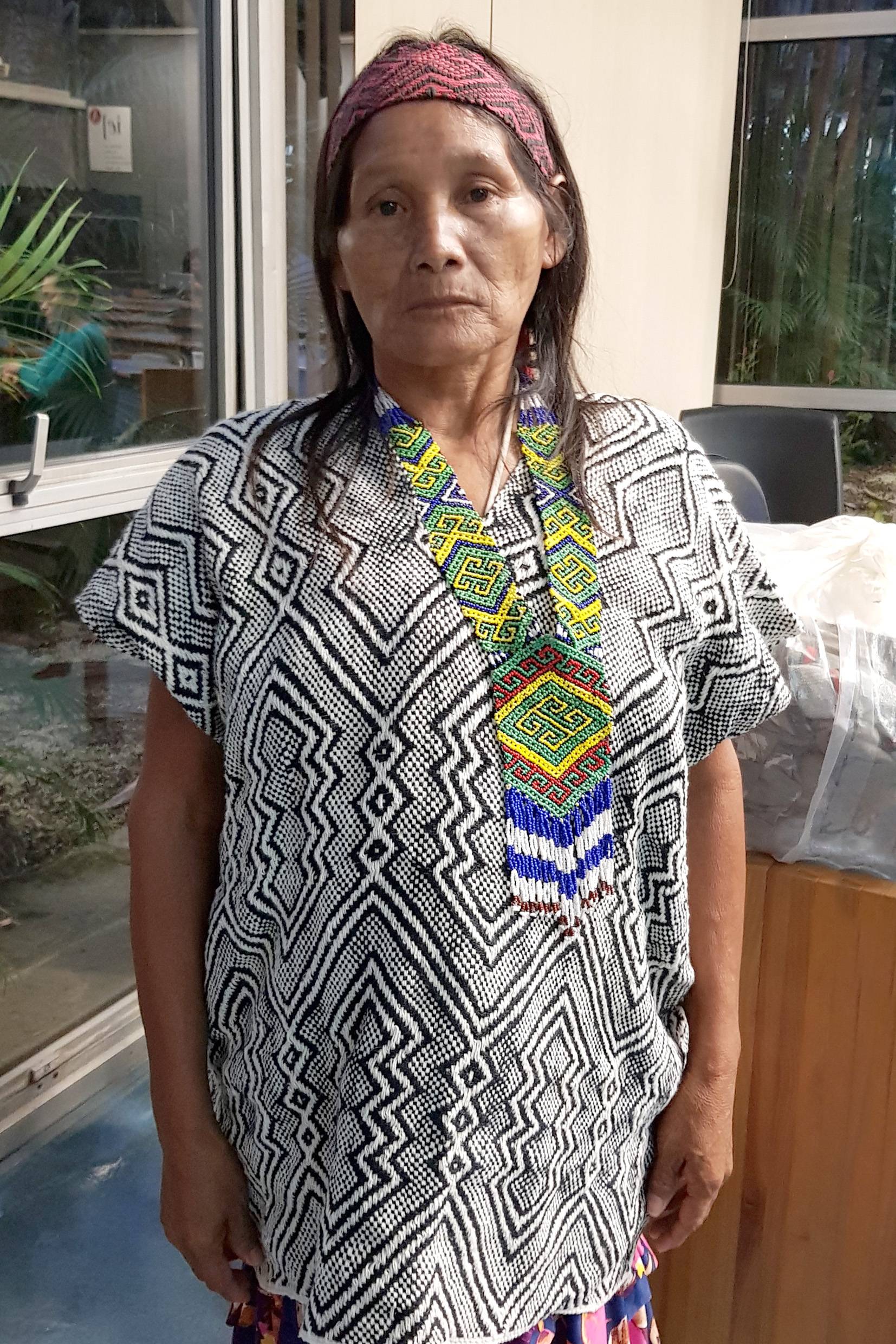 Nete, mulher do pajé Dua Busê em vestimenta típica Huni-Kuin