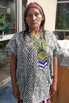 Nete, mulher do pajé Dua Busê em vestimenta típica Huni-Kuin