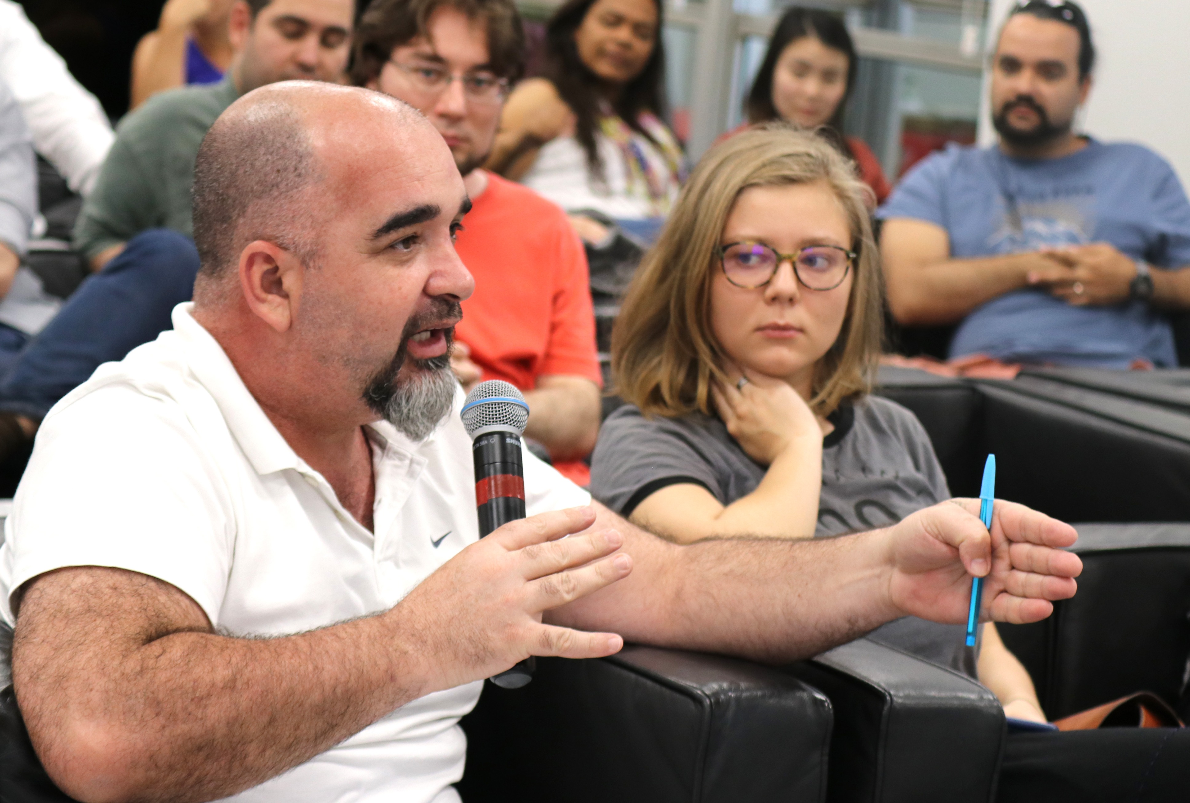 Participante do público faz perguntas durante o debate
