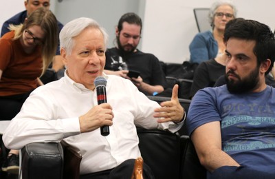 Participante do público faz perguntas durante o debate