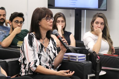 Participante do público faz perguntas durante o debate