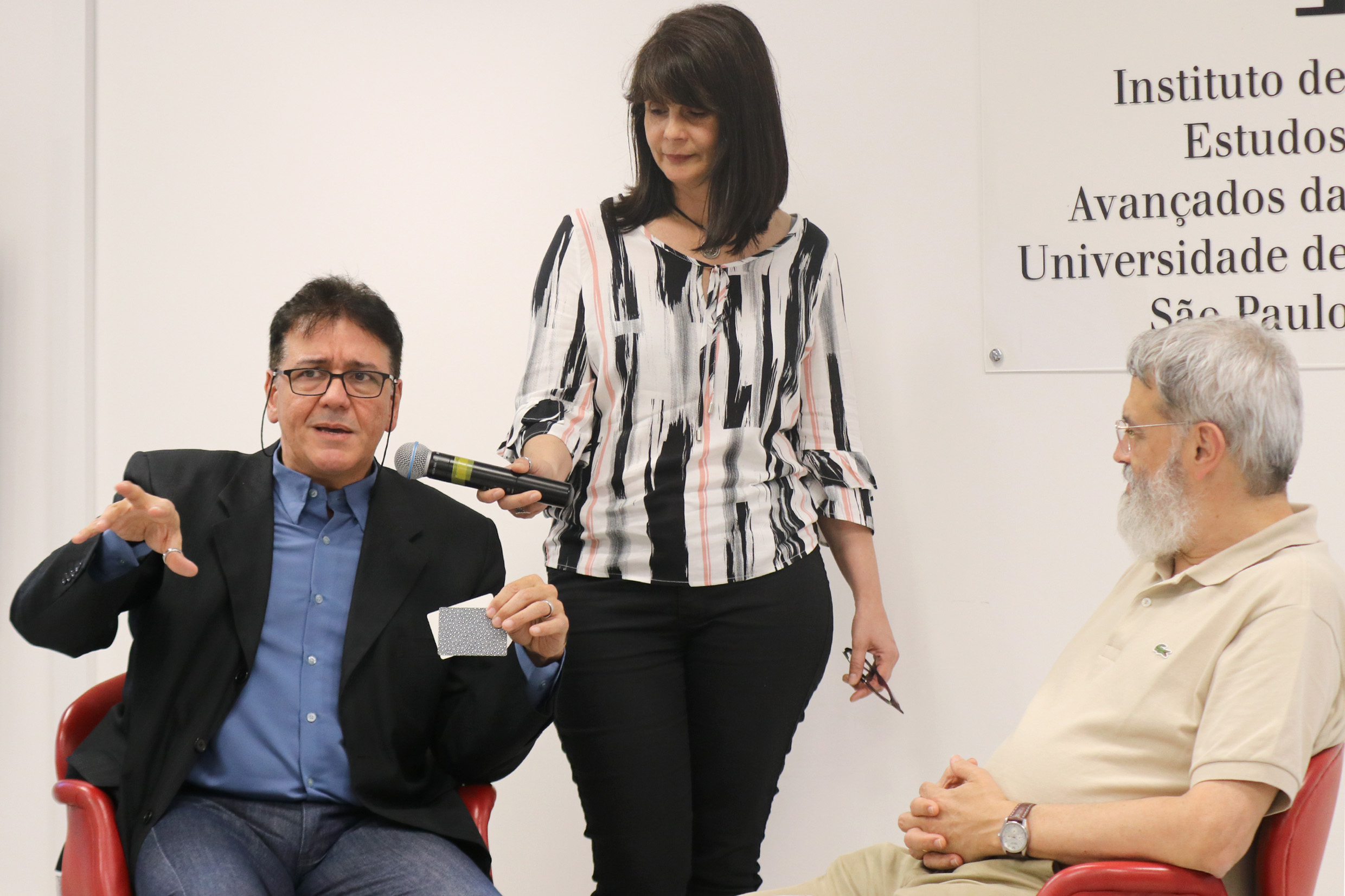 Wellington Zangari realiza performance ilusionista com ajuda de participante do público