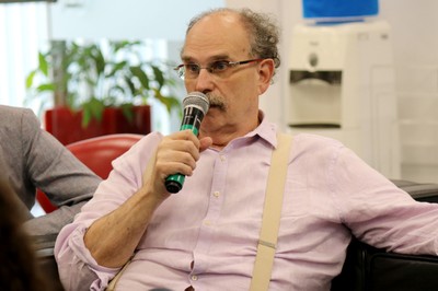 Glauco Arbix fala durante o debate
