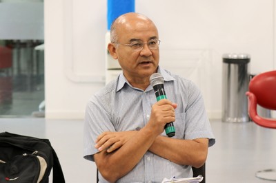 Haluo Hirata faz perguntas ao expositor