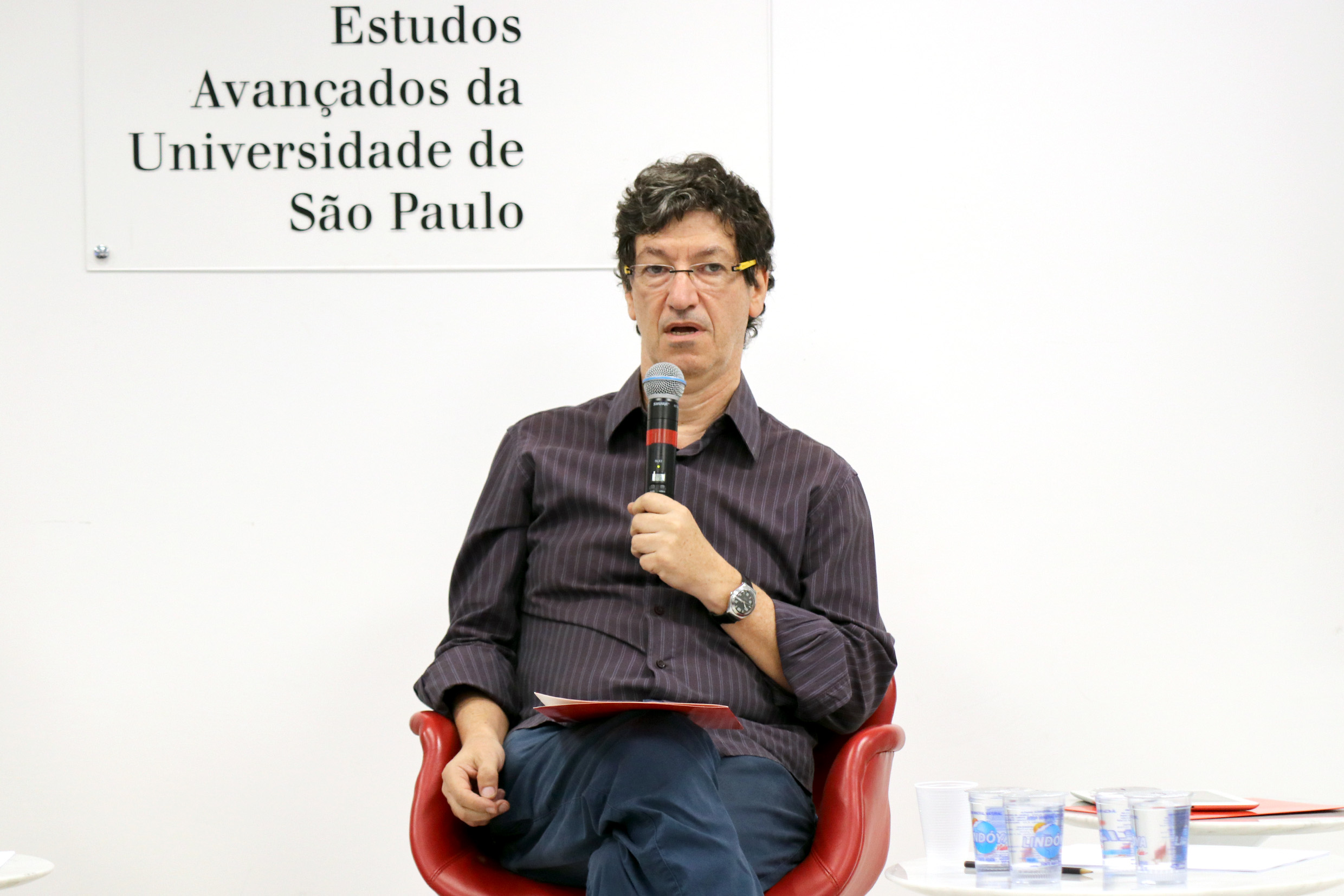 Mario Salerno abre o evento e apresenta o expositor