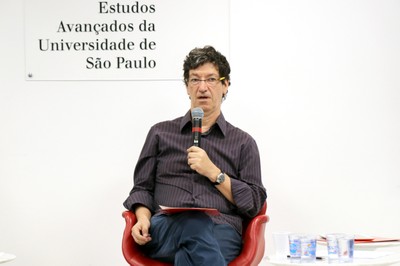 Mario Salerno abre o evento e apresenta o expositor