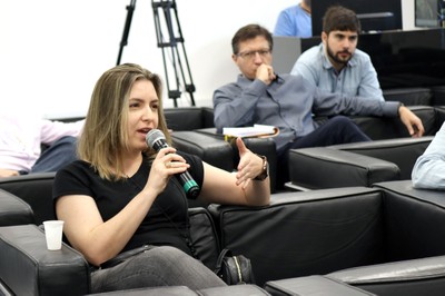 Participante do público faz perguntas ao expositor