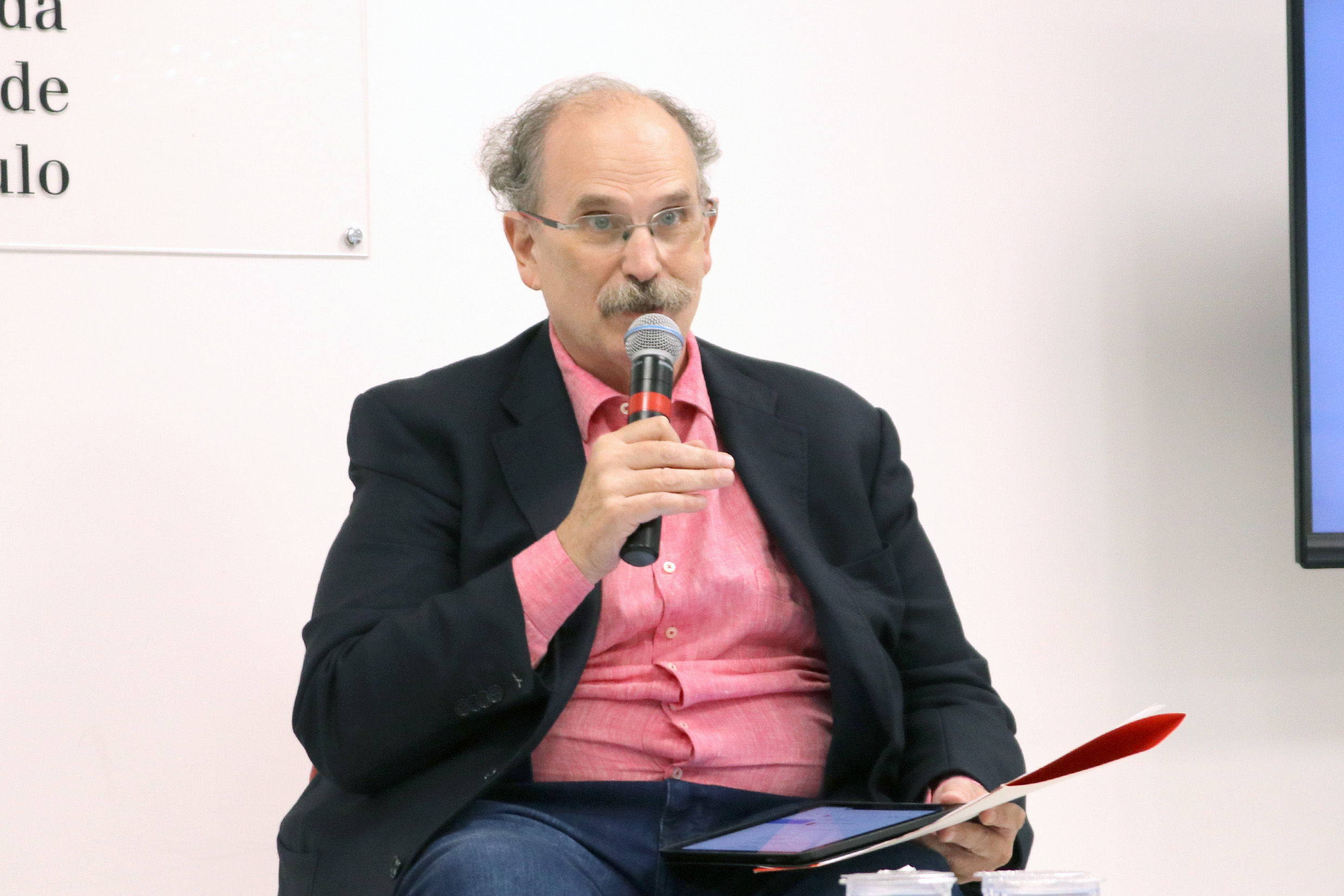Glauco Arbix abre o evento e apresenta o expositor