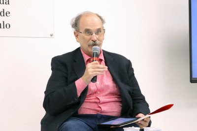 Glauco Arbix abre o evento e apresenta o expositor