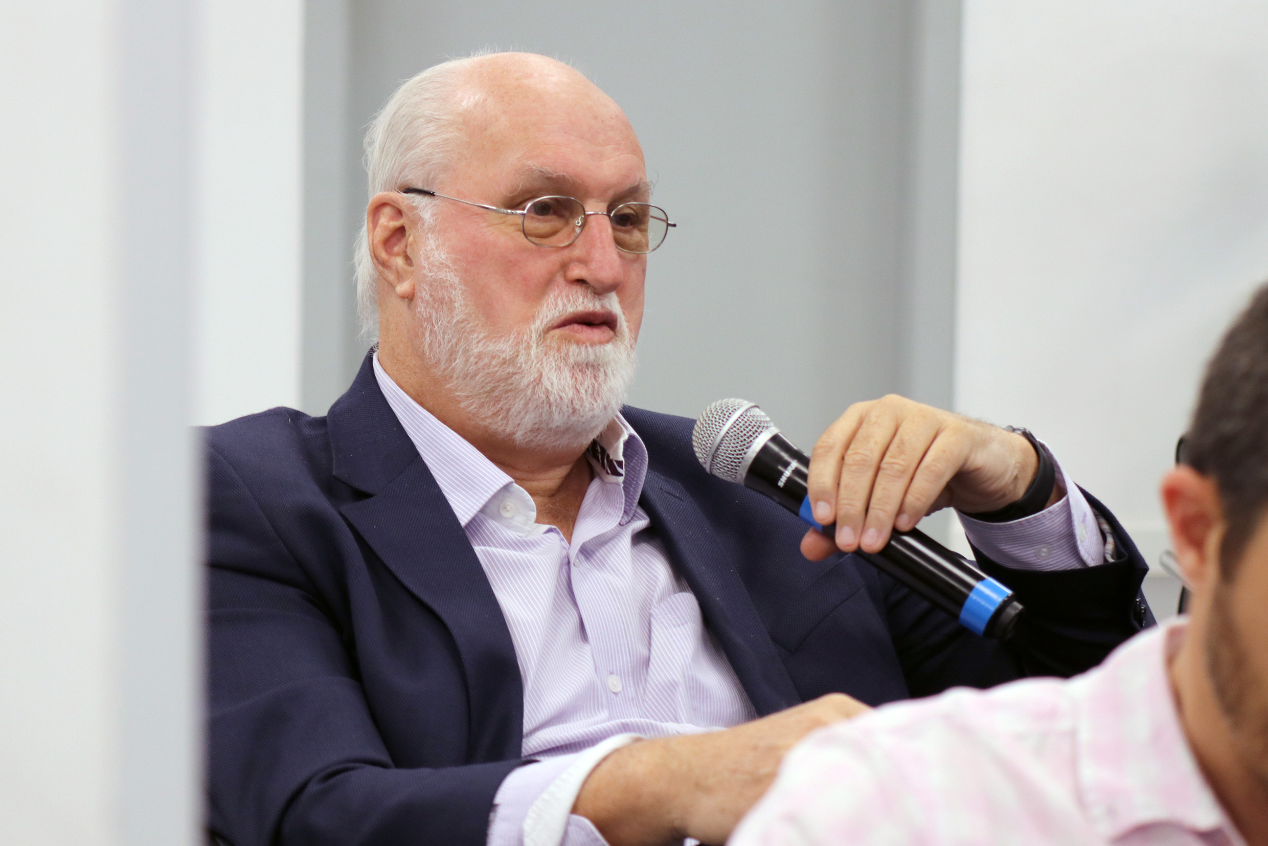Ricardo Young faz perguntas a expositora
