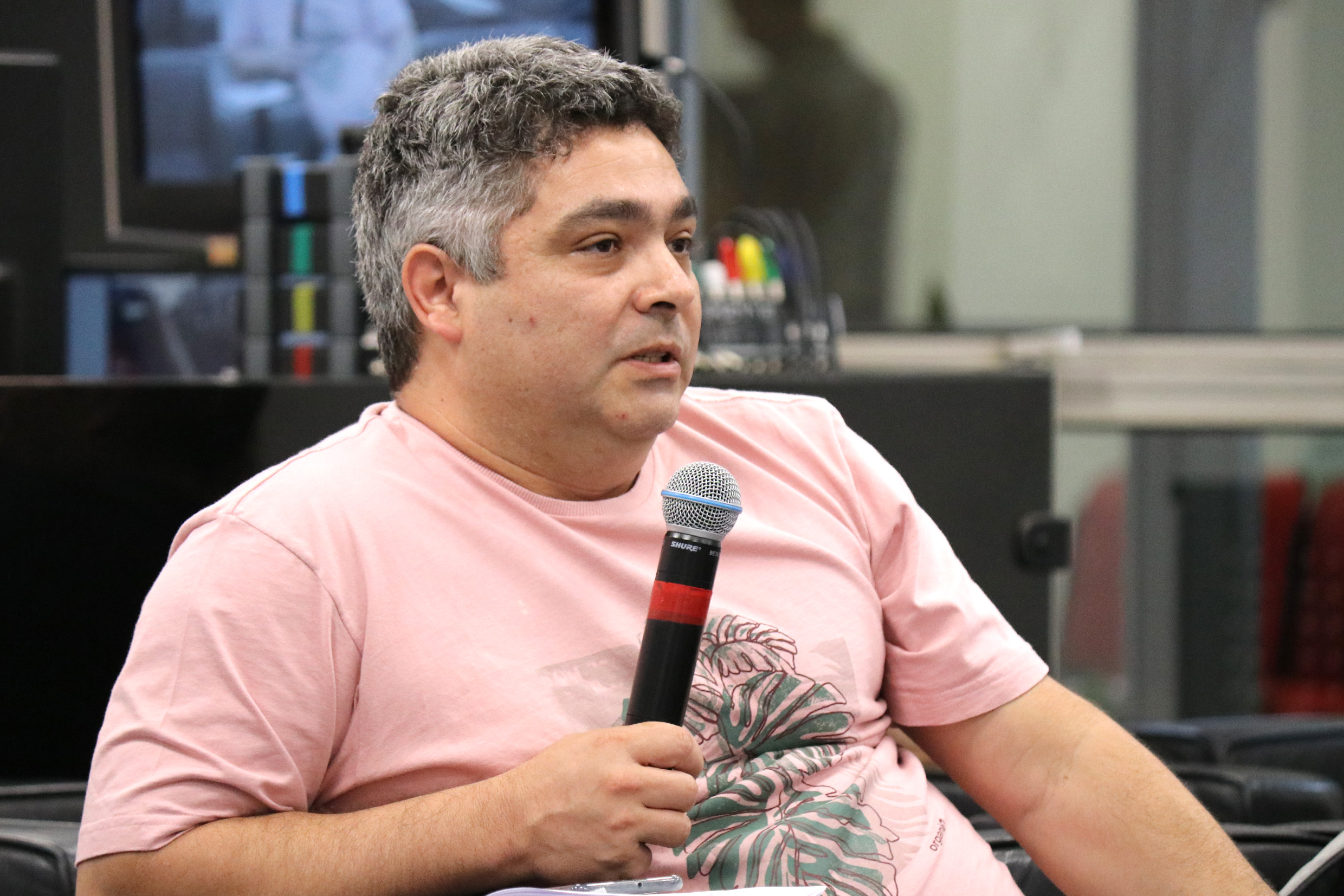 Participante do público faz perguntas ao expositor