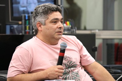 Participante do público faz perguntas ao expositor