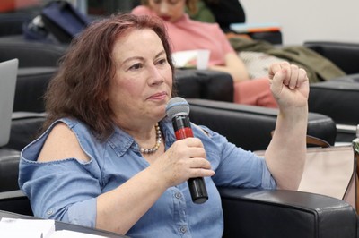 Participante do público faz perguntas durante o debate