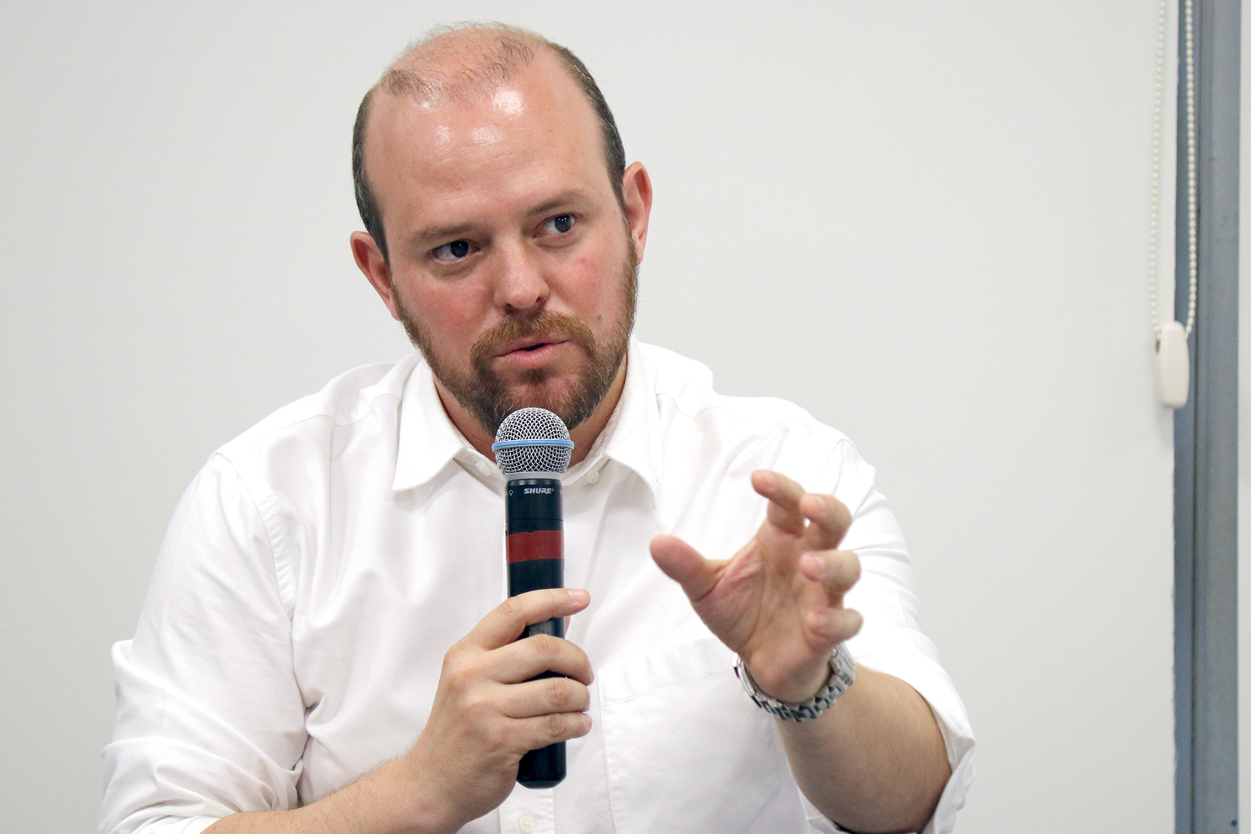 Vitor Blotta faz perguntas ao expositor