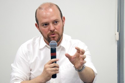 Vitor Blotta faz perguntas ao expositor