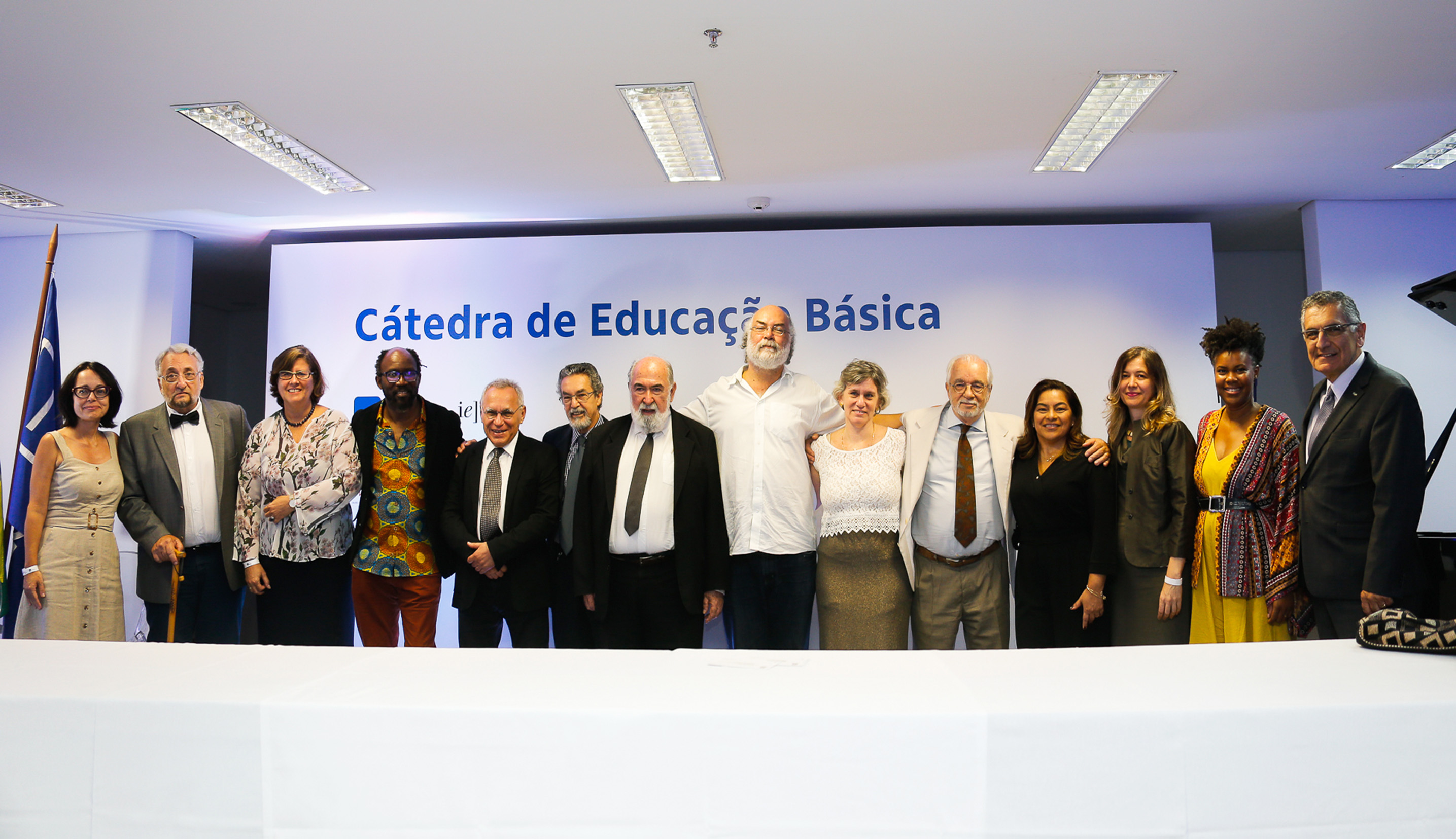 Foto de encerramento com integrantes da Cátedra de Educação Básica da USP