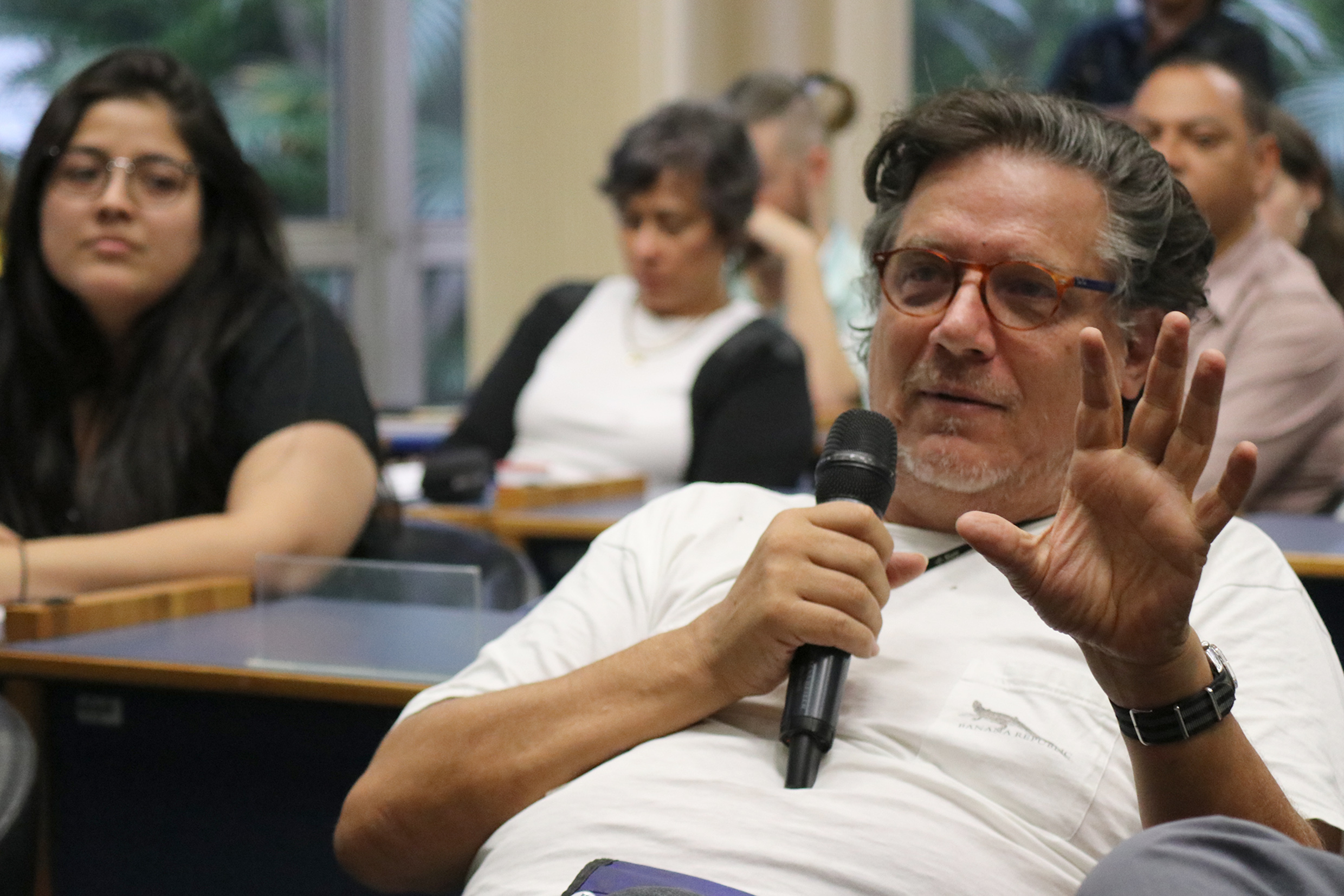 Paolo Zanotto faz perguntas a Sonja Ayeb-Karlsson, representante do Lancet