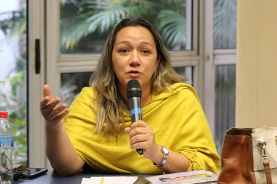 Participante do público faz perguntas durante o debate