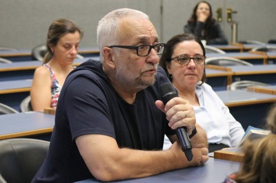 Paulo Saldiva fala durante o debate