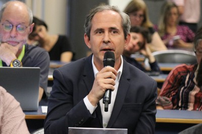 Renato Baena faz perguntas aos expositores