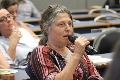 Thais Mauad  faz perguntas aos expositores