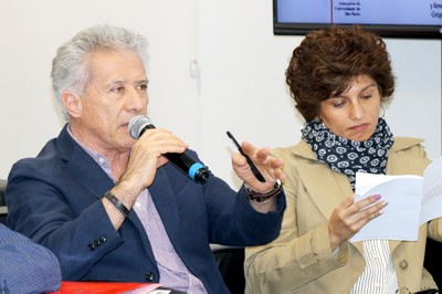 Adrián Guillermo Aguilar faz perguntas aos expositores