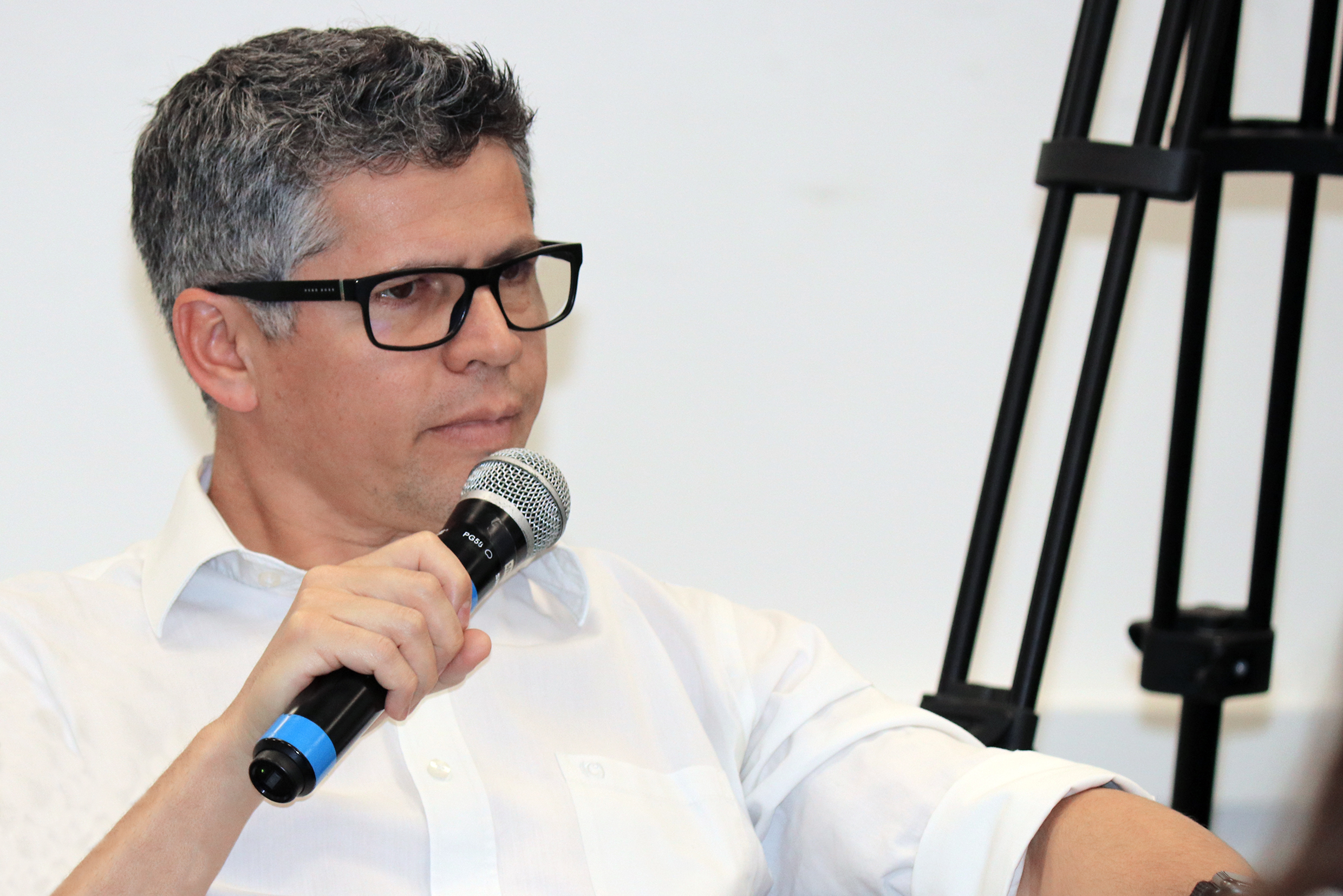 Luis Fuentes faz perguntas aos expositores