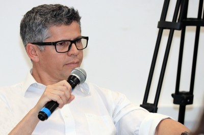 Luis Fuentes faz perguntas aos expositores