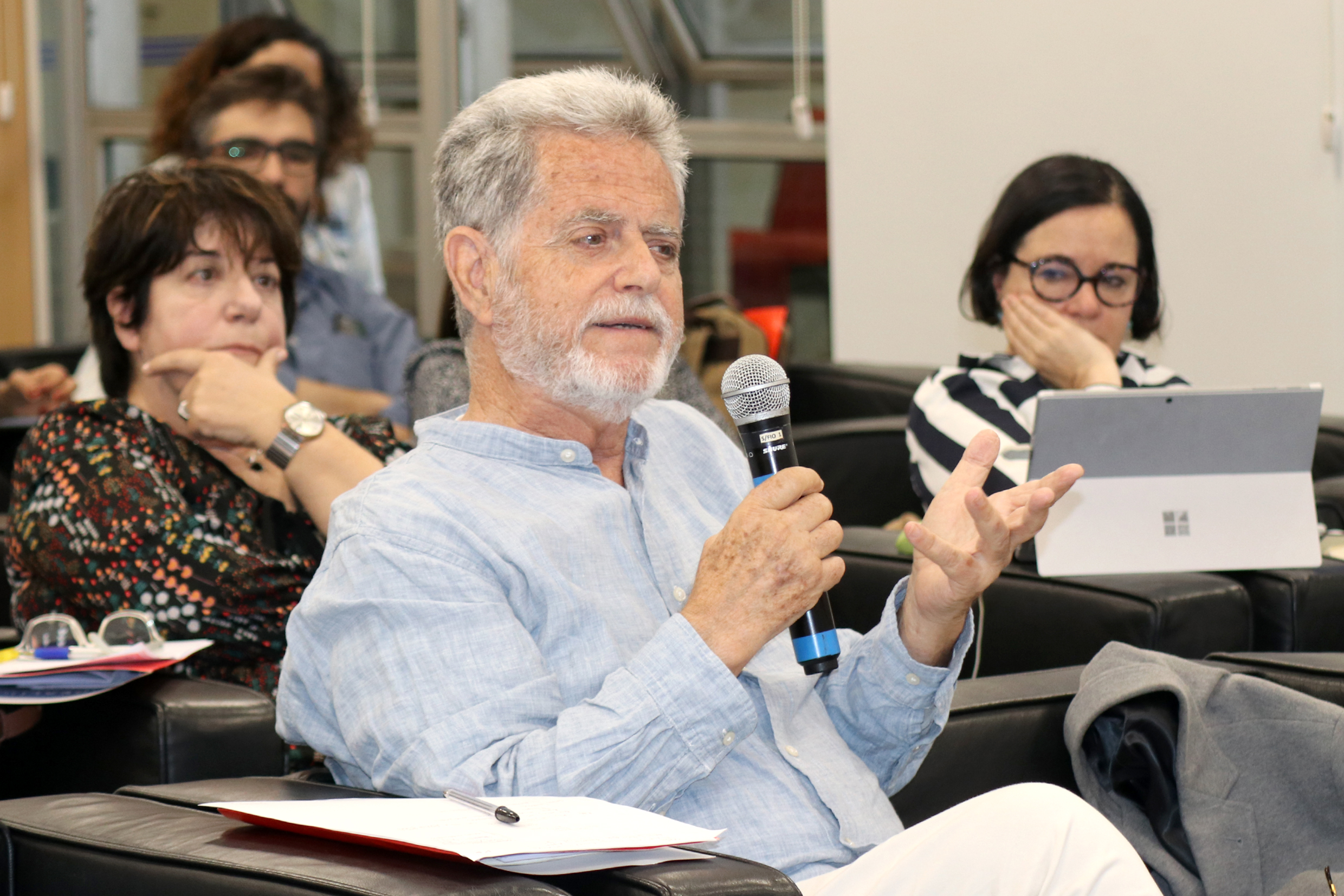 José Luis Gómez-Ordóñez faz perguntas durante o debate