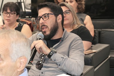 Participante do público faz perguntas aos expositores