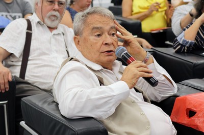 Participante do público faz perguntas aos expositores