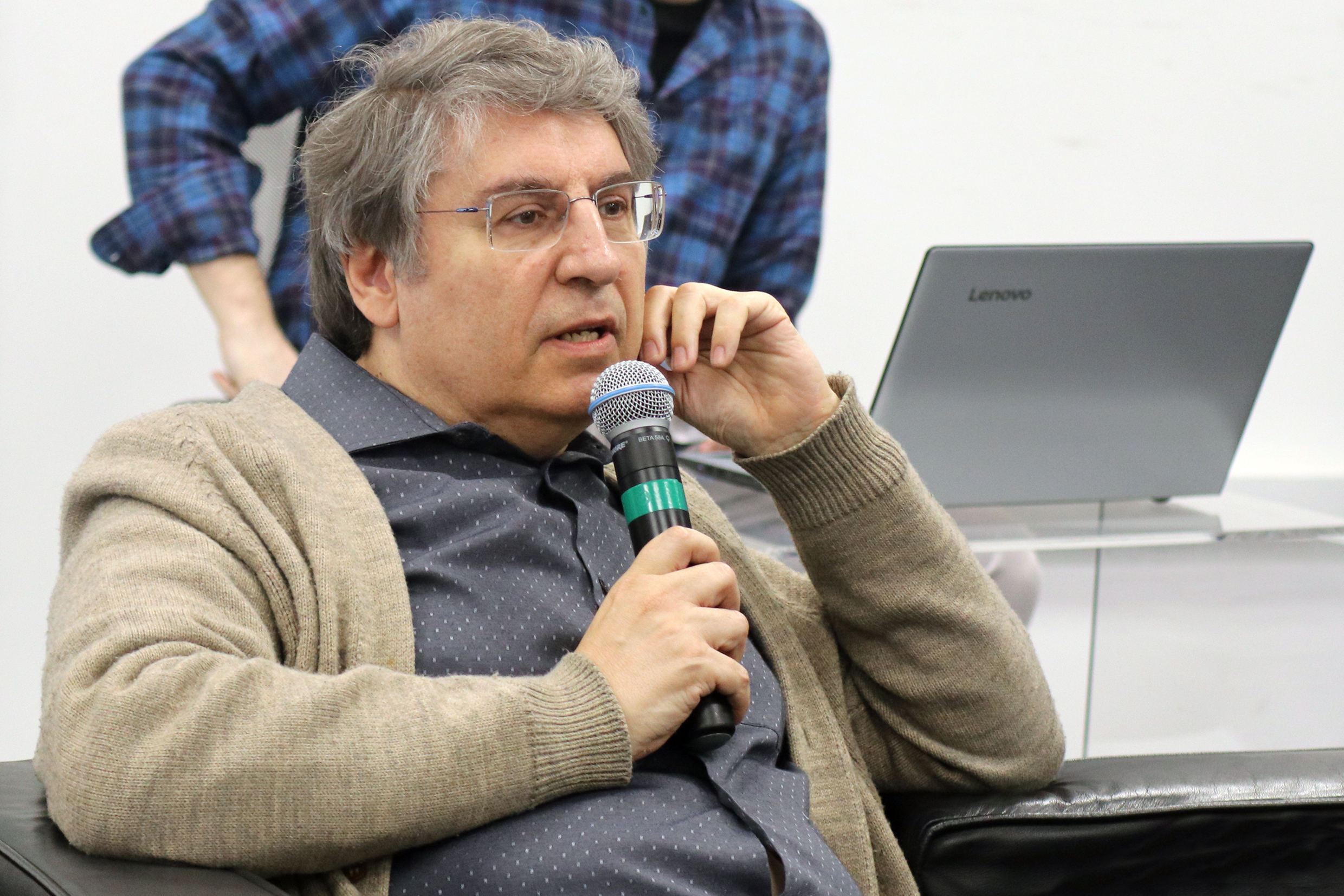 Participante do público faz perguntas ao expositor