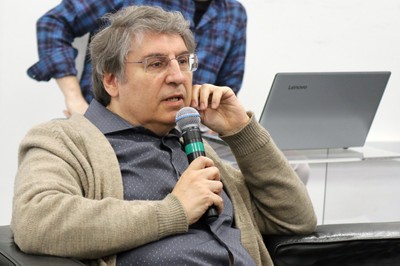 Participante do público faz perguntas ao expositor