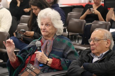 Participante do público faz perguntas aos expositores
