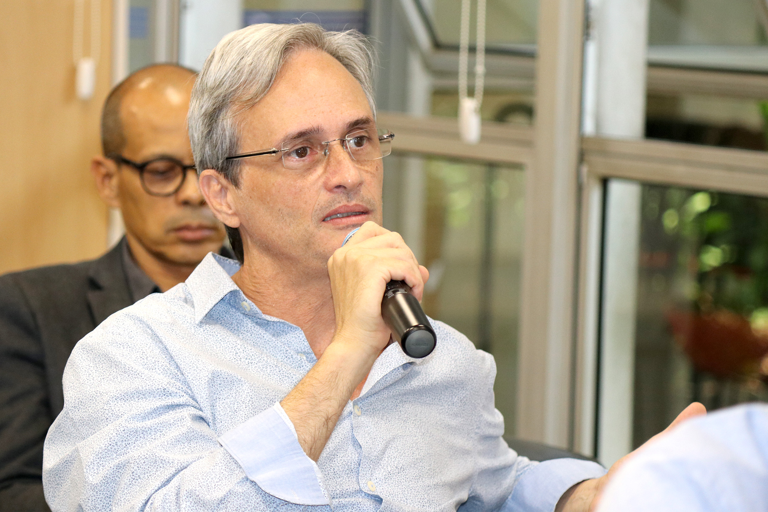 Maurício Pietrocola faz perguntas ao expositor