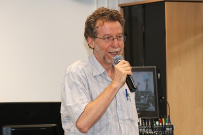 Participante do público faz perguntas ao expositor