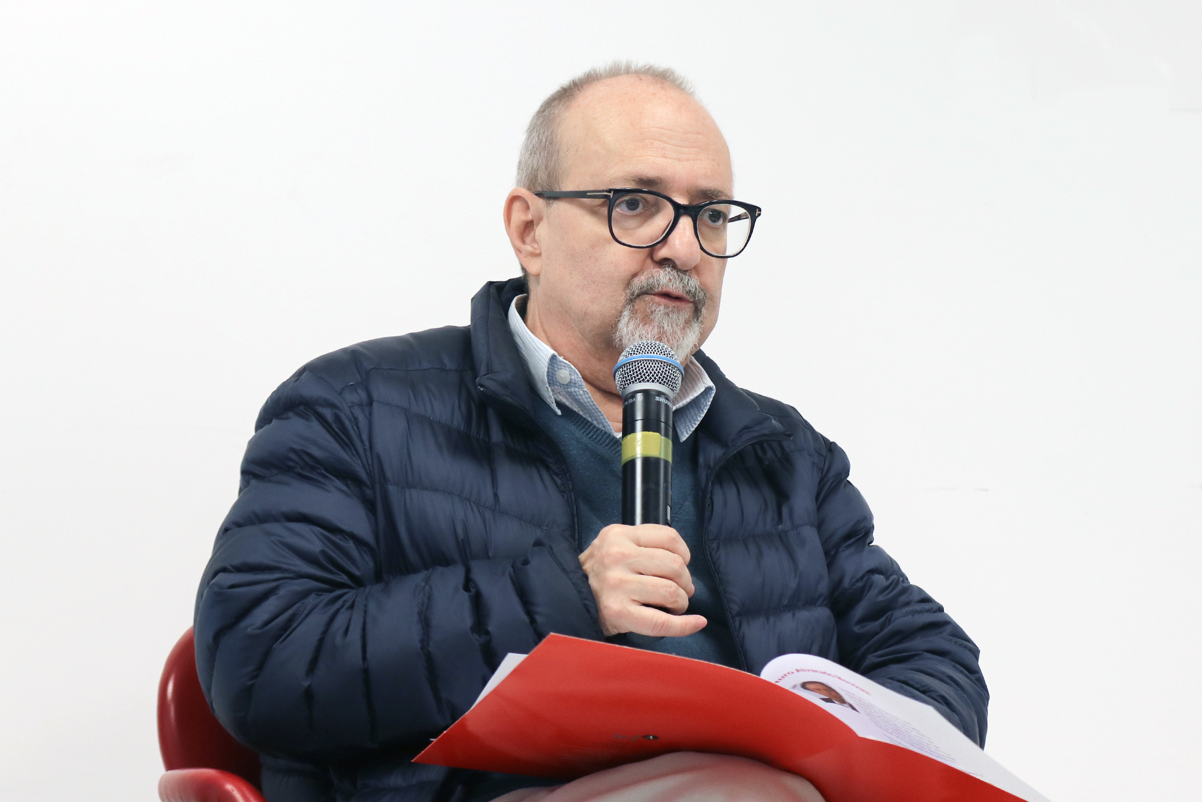 Sergio Adorno abre o evento e apresenta o expositor