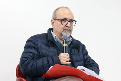 Sergio Adorno abre o evento e apresenta o expositor