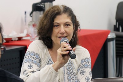 Participante do público faz perguntas aos expositores