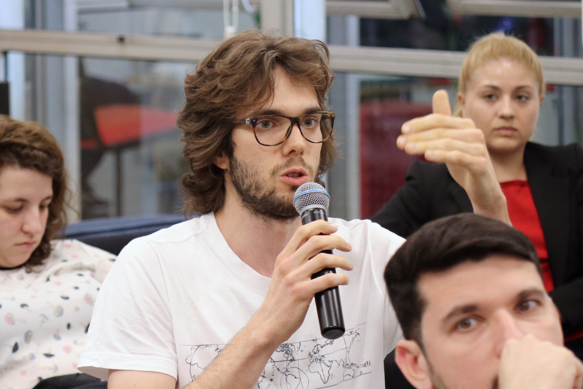 Participante do público faz perguntas durante o debate