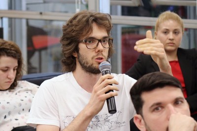Participante do público faz perguntas durante o debate