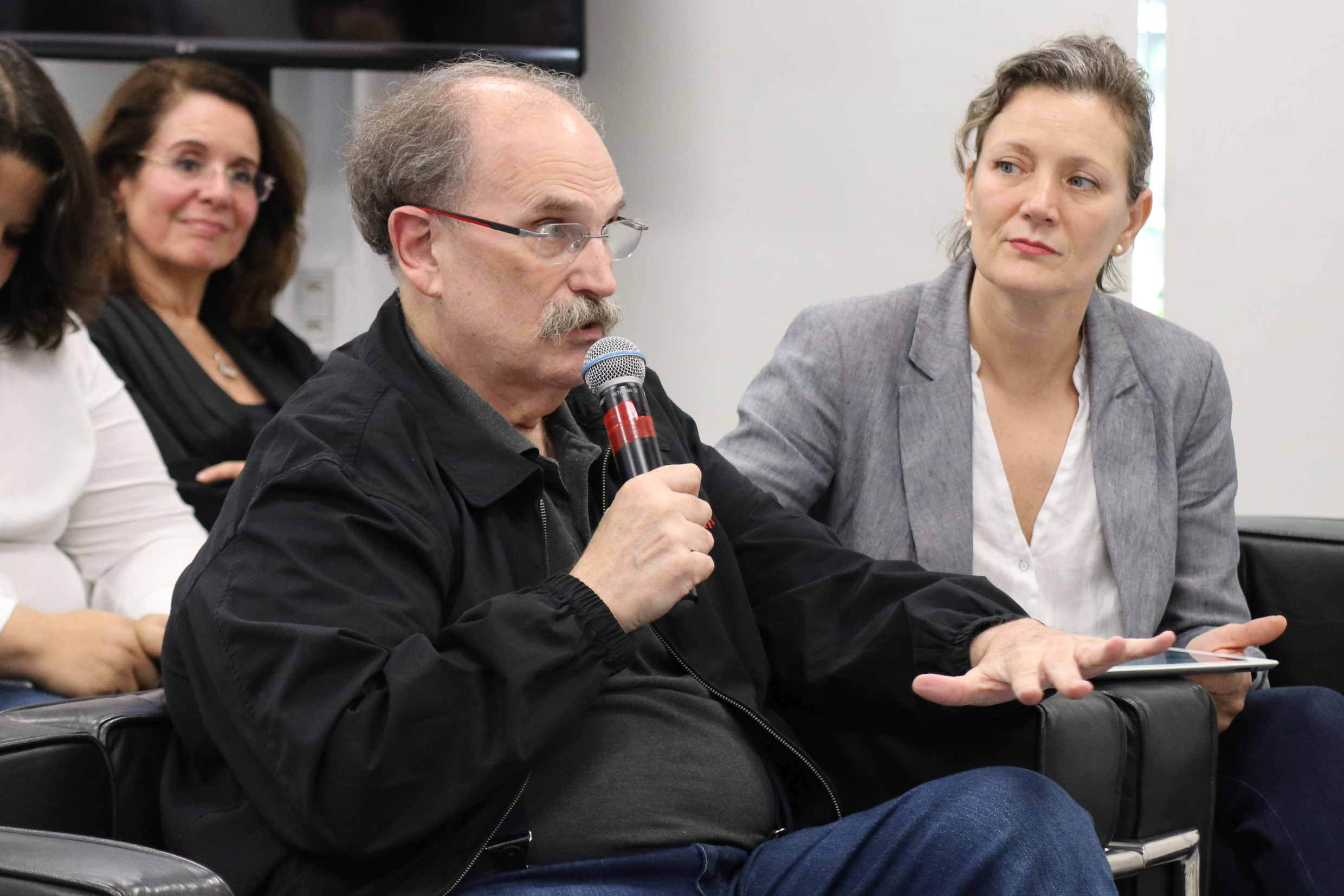Glauco Arbix faz perguntas aos expositores