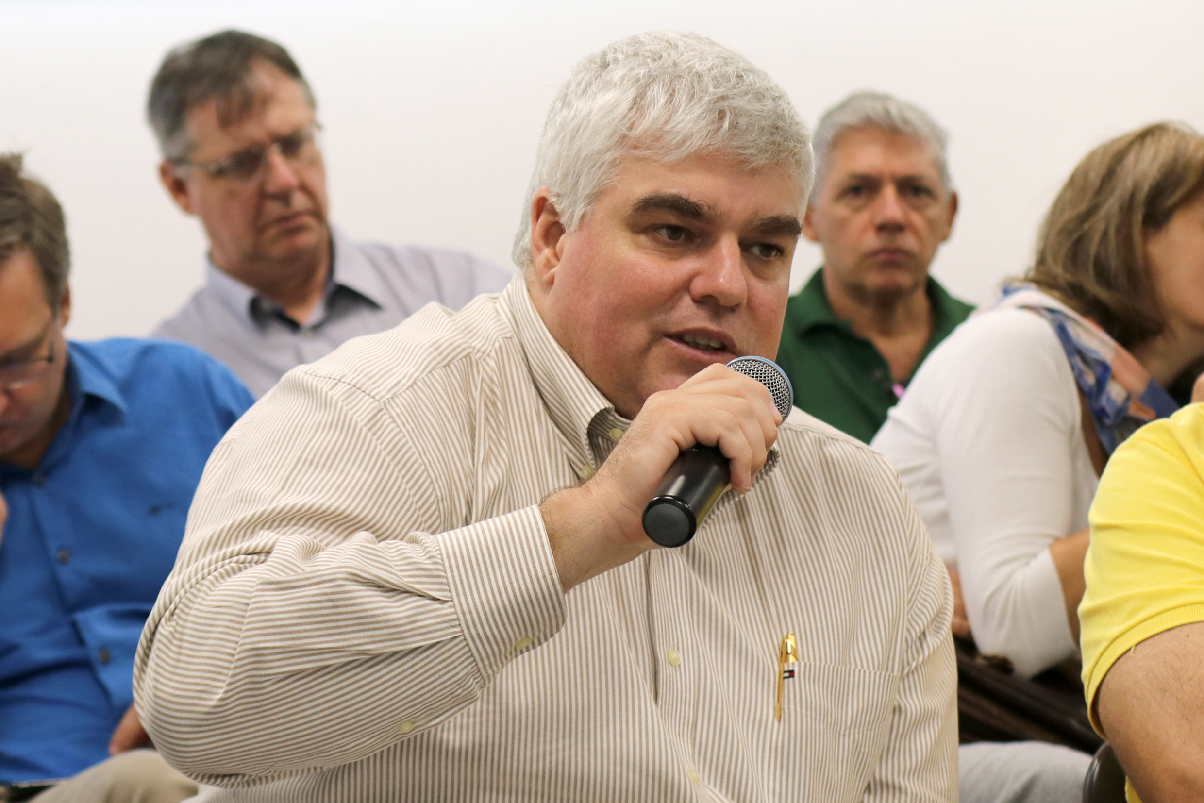 PArticipante do público faz perguntas aos expositores