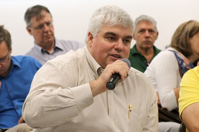 PArticipante do público faz perguntas aos expositores