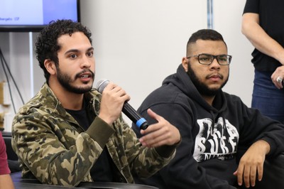 Participante do público faz perguntas aos expositores