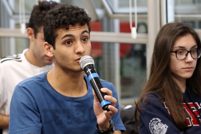 Participante do público faz perguntas aos expositores